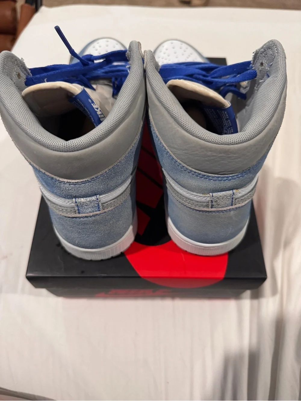 Size 9. 5- Jordan 1 Retro OG High Hyper Royal (WITH BOX, EXCELLENT CONDITION) #s